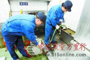 老崔和小顧佩戴胸牌穿著統一的藍色工服 老崔和小顧佩戴胸牌穿著統一的藍色工服