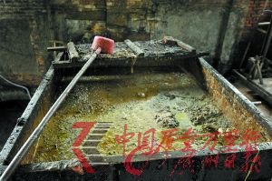 地溝油黑作坊內的情形。 地溝油黑作坊內的情形。