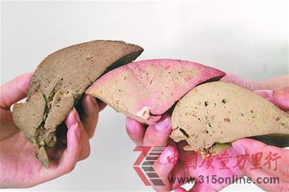 記者試驗(yàn)發(fā)現(xiàn),三種豬肝只有得利斯豬肝(中間)顏色不純,淺灰色中摻雜著粉紅色。(本報(bào)記者 湯啟衛(wèi) 攝) 記者試驗(yàn)發(fā)現(xiàn),三種豬肝只有得利斯豬肝(中間)顏色不純,淺灰色中摻雜著粉紅色。(本報(bào)記者 湯啟衛(wèi) 攝)