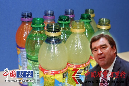 圖片說明:將10瓶未開封的美汁源飲料瓶口朝下放入水盆,并且使瓶口完全浸泡在墨汁中。一分鐘之后,將未開封的美汁源飲料瓶從盆中取出,擦凈瓶身后打開瓶蓋,發(fā)現(xiàn)其中9瓶的瓶口螺紋處、以及瓶蓋內(nèi)側(cè)都滲滿墨水。圖片右下角為可口可樂公司中國區(qū)總裁戴嘉舜 中國網(wǎng)記者 藍(lán)宇攝 圖片說明:將10瓶未開封的美汁源飲料瓶口朝下放入水盆,并且使瓶口完全浸泡在墨汁中。一分鐘之后,將未開封的美汁源飲料瓶從盆中取出,擦凈瓶身后打開瓶蓋,發(fā)現(xiàn)其中9瓶的瓶口螺紋處、以及瓶蓋內(nèi)側(cè)都滲滿墨水。圖片右下角為可口可樂公司中國區(qū)總裁戴嘉舜 中國網(wǎng)記者 藍(lán)宇攝