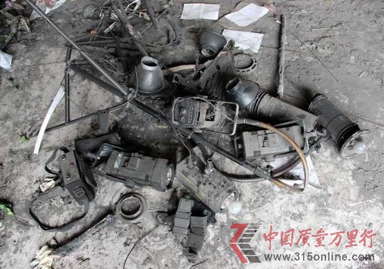 龔小偉的影樓被燒毀。