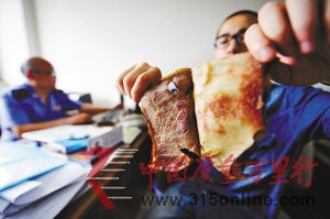鹵豬耳的肉和軟骨被手撕開