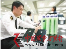 海關人員正在檢查過境物品。 海關人員正在檢查過境物品。