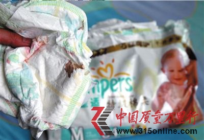 新幫寶適紙尿褲上現紅色污跡。本報實習記者王德陽攝 新幫寶適紙尿褲上現紅色污跡。本報實習記者王德陽攝