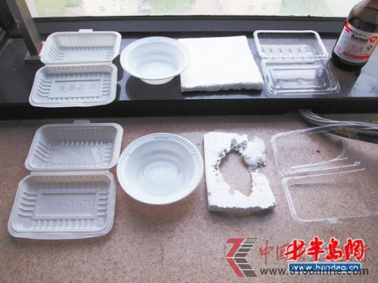 通過實(shí)驗(yàn)發(fā)現(xiàn),倒入乙酸乙酯后,PP一次性塑料飯盒、無標(biāo)識(shí)一次性塑料碗 、發(fā)泡塑料板、PS一次性塑料透明飯盒(從左至右)分別出現(xiàn)了底部變軟變薄、物理扭曲 、被燒穿、底部溶化現(xiàn)象。 通過實(shí)驗(yàn)發(fā)現(xiàn),倒入乙酸乙酯后,PP一次性塑料飯盒、無標(biāo)識(shí)一次性塑料碗 、發(fā)泡塑料板、PS一次性塑料透明飯盒(從左至右)分別出現(xiàn)了底部變軟變薄、物理扭曲 、被燒穿、底部溶化現(xiàn)象。