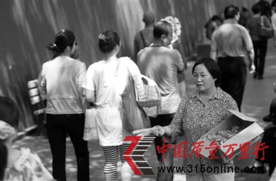 5月17日,前門附近,一名小販拿著“老冰棍”向游客售賣。新京報記者 薛珺 攝 5月17日,前門附近,一名小販拿著“老冰棍”向游客售賣。新京報記者 薛珺 攝