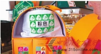 市面上開始銷售包裝精美的禮盒粽子。端午將至,你是打算自己動手包粽子還是給價格不菲的精美包裝禮盒買單呢?實習生 唐俊 記者 龔磊 攝 市面上開始銷售包裝精美的禮盒粽子。端午將至,你是打算自己動手包粽子還是給價格不菲的精美包裝禮盒買單呢?實習生 唐俊 記者 龔磊 攝
