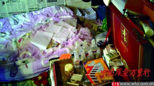 狹小的房間內,盒子里裝著小藥瓶和掛點滴用的塑料瓶,床上則堆滿了還沒張貼的黑廣告。本報記者 丁嘉 攝 狹小的房間內,盒子里裝著小藥瓶和掛點滴用的塑料瓶,床上則堆滿了還沒張貼的黑廣告。本報記者 丁嘉 攝