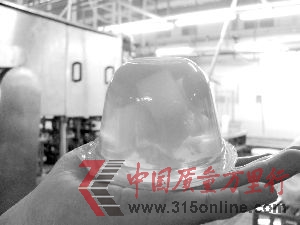 果凍是小朋友喜愛的食品,隨著“質(zhì)量門”的爆發(fā),有消費(fèi)者表示不準(zhǔn)備再給孩子買果凍。 果凍是小朋友喜愛的食品,隨著“質(zhì)量門”的爆發(fā),有消費(fèi)者表示不準(zhǔn)備再給孩子買果凍。