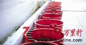 新建縣不少中小學校的廁所內突然擺滿了紅色的塑料桶。 新建縣不少中小學校的廁所內突然擺滿了紅色的塑料桶。