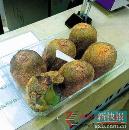 超市出售的奇異果已經變質過期。張若然/攝