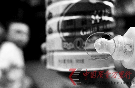 消費者稱雅培金裝喜康力奶粉喝出蛆蟲(圖)