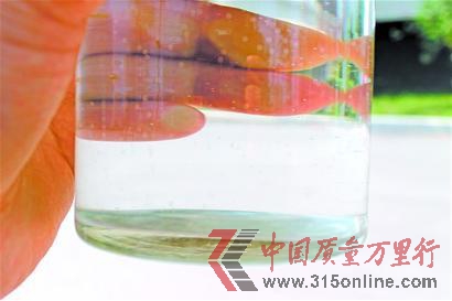 記者取的水樣有類似“粉末沉淀”(潘慶照 攝) 記者取的水樣有類似“粉末沉淀”(潘慶照 攝)
