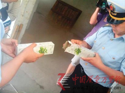 執(zhí)法人員正在冷庫(kù)對(duì)食品進(jìn)行檢查 執(zhí)法人員正在冷庫(kù)對(duì)食品進(jìn)行檢查