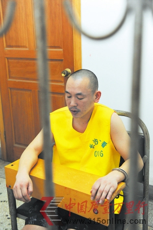 孫四華向記者講述自己生產(chǎn)假酒過程中的一些內(nèi)幕。余志雄 攝 孫四華向記者講述自己生產(chǎn)假酒過程中的一些內(nèi)幕。余志雄 攝