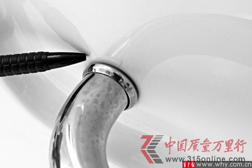 筆尖所指處可見兩道裂痕。 筆尖所指處可見兩道裂痕。