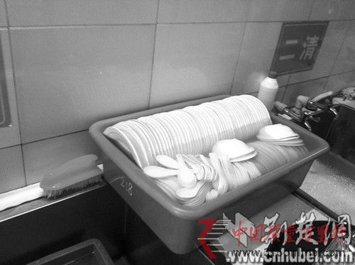 被漂白水浸泡的碗 被漂白水浸泡的碗