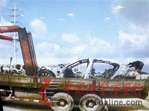 寶馬車(chē)被燒成骨架。 寶馬車(chē)被燒成骨架。