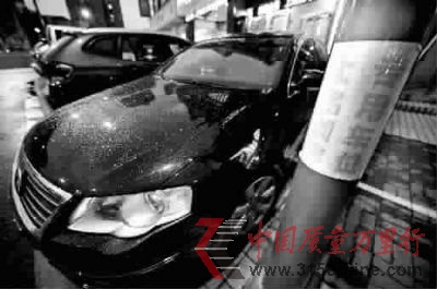 ■電線桿上貼著“上島咖啡專用車位”標(biāo)識 見習(xí)記者 陳夢澤 攝