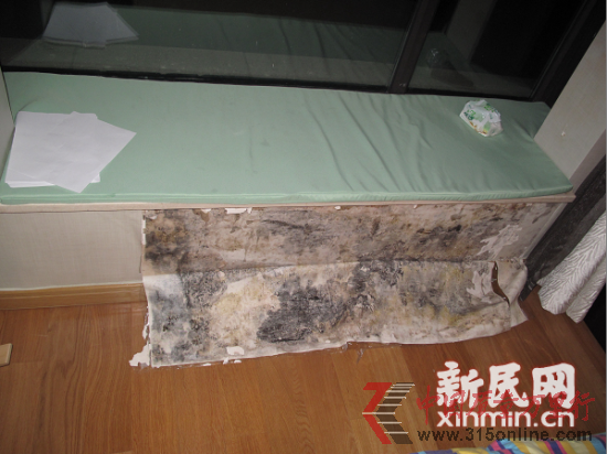 許小姐家飄窗下墻面霉跡斑斑。新民晚報(bào)·新民網(wǎng)記者 房浩 攝 許小姐家飄窗下墻面霉跡斑斑。新民晚報(bào)·新民網(wǎng)記者 房浩 攝
