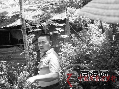 阻攔記者拍照的男子 阻攔記者拍照的男子