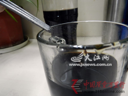 浸泡后,鐵釘銹跡全無。 浸泡后,鐵釘銹跡全無。