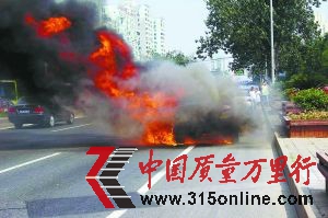 雷諾車自燃。史浩東 攝