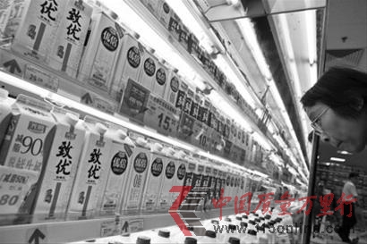 顧客在光明牛奶專柜選購牛奶 CFP供圖 顧客在光明牛奶專柜選購牛奶 CFP供圖
