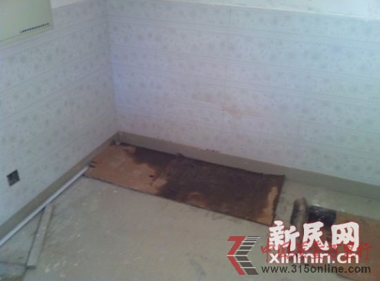 房屋角落滲水。新民網記者胡彥珣 現場回傳 房屋角落滲水。新民網記者胡彥珣 現場回傳
