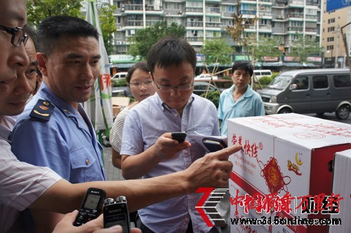 工商執(zhí)法人員依法對山寨產(chǎn)品進行查扣。中新網(wǎng) 秦辰攝 工商執(zhí)法人員依法對山寨產(chǎn)品進行查扣。中新網(wǎng) 秦辰攝