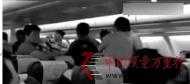 兩撥中國乘客在塞班飛上海的航班上互毆。(視頻截圖) 兩撥中國乘客在塞班飛上海的航班上互毆。(視頻截圖)