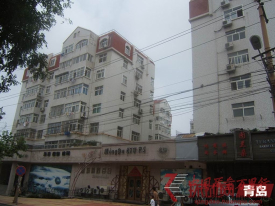 2000年投入使用的青島紫竹苑小區常年存在下水道堵塞問題 2000年投入使用的青島紫竹苑小區常年存在下水道堵塞問題
