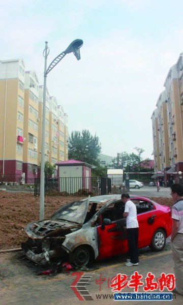 賽歐轎車被燒得面目全非,上方的路燈被烤化。 賽歐轎車被燒得面目全非,上方的路燈被烤化。