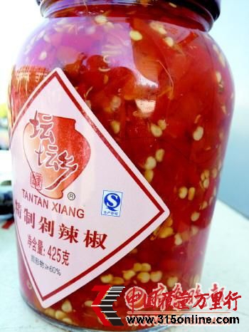 張先生買的問題剁椒,隔著透明玻璃可見一根細長黑發(fā)。 本報記者 楊青 攝