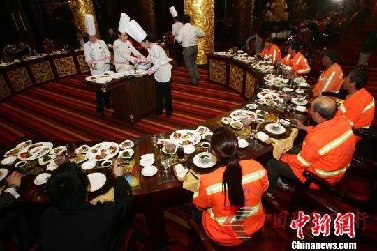 9月30日中秋節(jié),一條“山西太原一商家中秋請環(huán)衛(wèi)工人吃鮑魚”的新聞在網(wǎng)絡(luò)上發(fā)布后,迅速引起國內(nèi)外多家媒體轉(zhuǎn)載與網(wǎng)友的熱議,網(wǎng)民對此褒貶不一。 張云 攝
