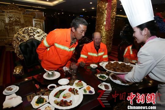 9月30日中秋節(jié),一條“山西太原一商家中秋請環(huán)衛(wèi)工人吃鮑魚”的新聞在網(wǎng)絡(luò)上發(fā)布后,迅速引起國內(nèi)外多家媒體轉(zhuǎn)載與網(wǎng)友的熱議,網(wǎng)民對此褒貶不一。 張云 攝
