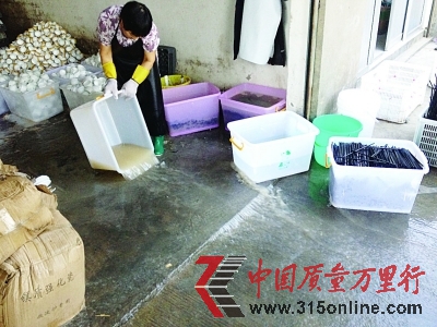 污水直接被工人傾倒在地上。 污水直接被工人傾倒在地上。
