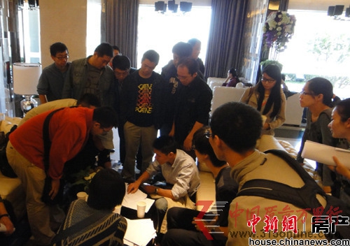 多名業主在他們擬定的《關于國風美唐業主維權問題的說明》上簽名。 多名業主在他們擬定的《關于國風美唐業主維權問題的說明》上簽名。