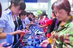 10月21日,銷售人員正在展臺(tái)前向顧客兜售“慕斯梵”水晶。 早報(bào)記者 楊一 圖 10月21日,銷售人員正在展臺(tái)前向顧客兜售“慕斯梵”水晶。 早報(bào)記者 楊一 圖