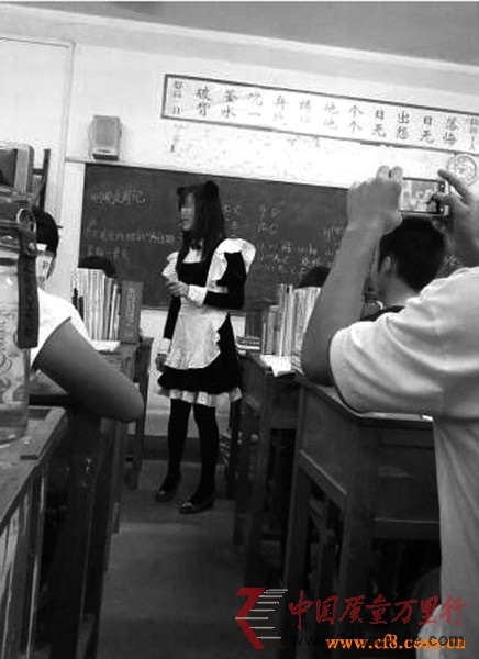 班級月考第一 老師穿“女仆裝”上課惹爭議