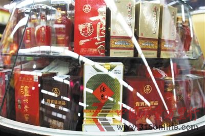 昨日,北京一家大型超市里,酒鬼酒正常銷售。新京報(bào)記者 侯少卿 攝