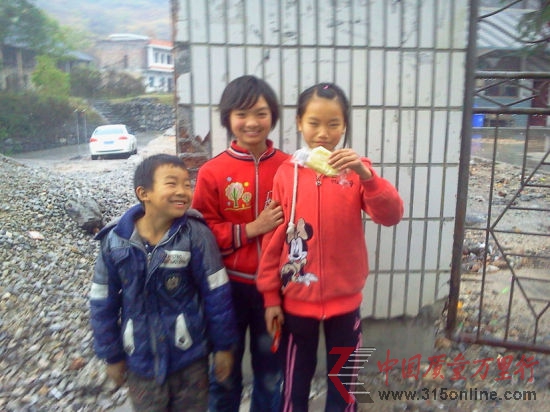 小學(xué)生拿起營(yíng)養(yǎng)餐中配送的面包說(shuō):“不好吃。” 劉希平 攝