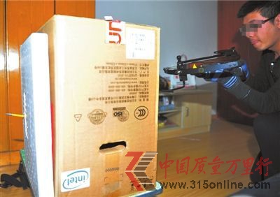 記者試驗(yàn)時,弩箭射穿兩層泡沫板。本報記者陶冉攝 記者試驗(yàn)時,弩箭射穿兩層泡沫板。本報記者陶冉攝