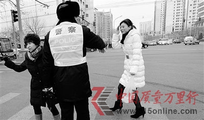 圖為行人闖了紅燈后，被交警抓了現行。