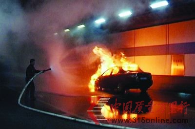 正在燃燒的轎車。吳勝 攝