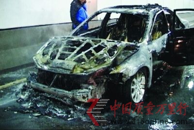 燒成空殼的轎車。吳勝 攝