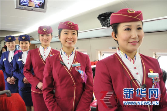 圖為京廣高鐵漂亮的“高姐”,穿紅色衣服的為乘服員,穿紫色衣服的餐服員。一趟16節(jié)車(chē)廂的列車(chē)乘服員和餐服員的人數(shù)為“一長(zhǎng)五”,即一位列車(chē)長(zhǎng),五位服務(wù)人員。據(jù)了解,“高姐”平均年齡23歲,身高165米以上,大專(zhuān)文化水平,相貌較好。黃玥 攝 圖為京廣高鐵漂亮的“高姐”,穿紅色衣服的為乘服員,穿紫色衣服的餐服員。一趟16節(jié)車(chē)廂的列車(chē)乘服員和餐服員的人數(shù)為“一長(zhǎng)五”,即一位列車(chē)長(zhǎng),五位服務(wù)人員。據(jù)了解,“高姐”平均年齡23歲,身高165米以上,大專(zhuān)文化水平,相貌較好。黃玥 攝