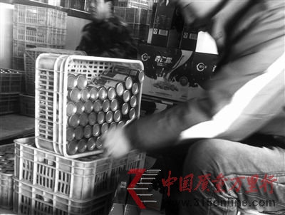 22日下午,工人將“早產”13天的阿爾發杏仁露包裝進盒。 22日下午,工人將“早產”13天的阿爾發杏仁露包裝進盒。