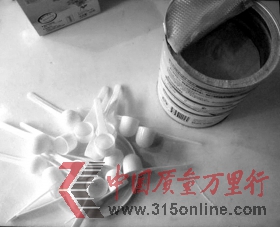 1月2日,長沙市花橋小區,譚女士家中桌上擺放著剛買回來的一罐奶粉,以及從奶粉罐里拿出的18只勺子。圖/譚女士提供 1月2日,長沙市花橋小區,譚女士家中桌上擺放著剛買回來的一罐奶粉,以及從奶粉罐里拿出的18只勺子。圖/譚女士提供