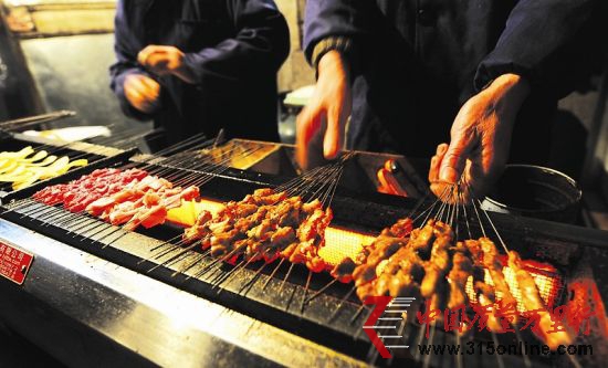 圖為：羊肉串讓人吃得不放心 記者王永勝攝